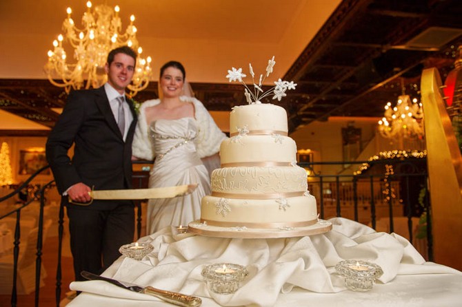 cutting the cake wedding